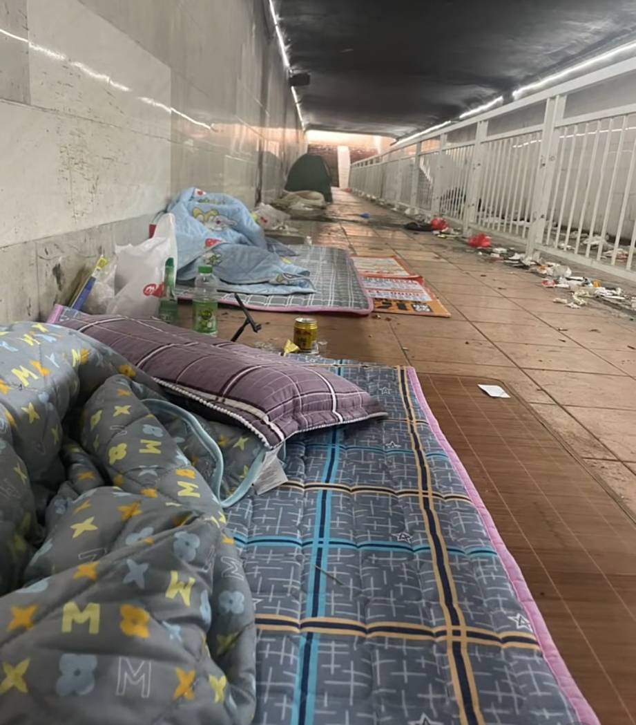 把衣服裤子挂通风口把味道吹一晚，早点睡觉了，明天去应聘安保，希望衣服裤子味道淡一9 / 作者:快乐是不存在的 / 