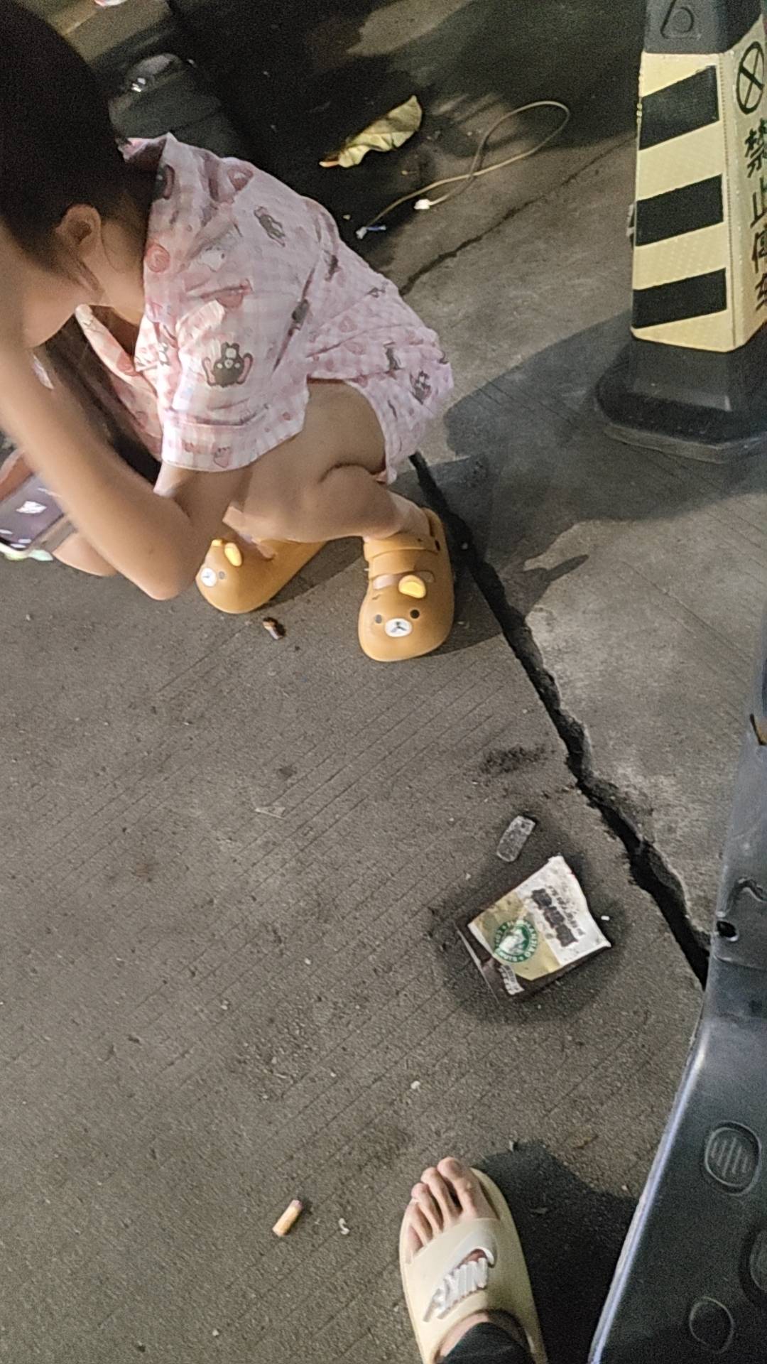 我也不知道咋说，一个工厂的上次看她可怜给她发了100饭钱，这下好了喜欢挂壁，没钱吃99 / 作者:晴空免疫性 / 