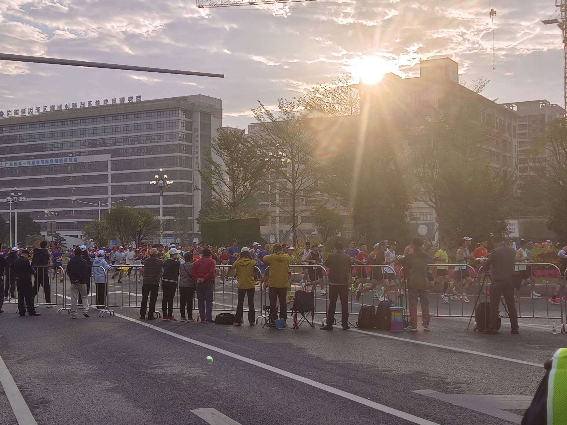没意思，没钱我还怕这怕那的，明天干移动去了，看一下祖国的大好河川  希望平安归来

4 / 作者:晨光啊 / 