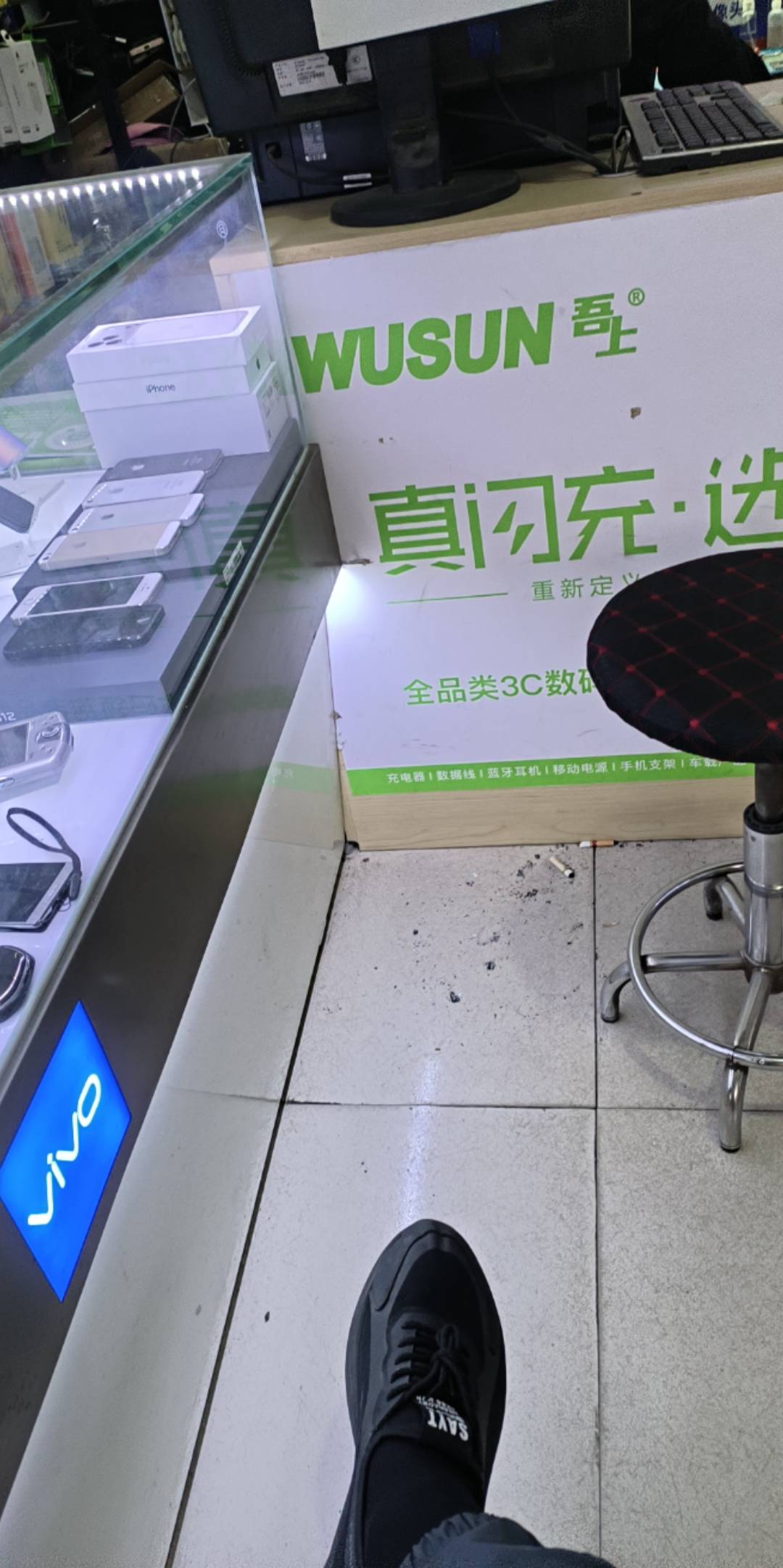倒霉啊老哥们，昨天手机摔地上，电源键摔坏了

40 / 作者:大哥让我先跑 / 