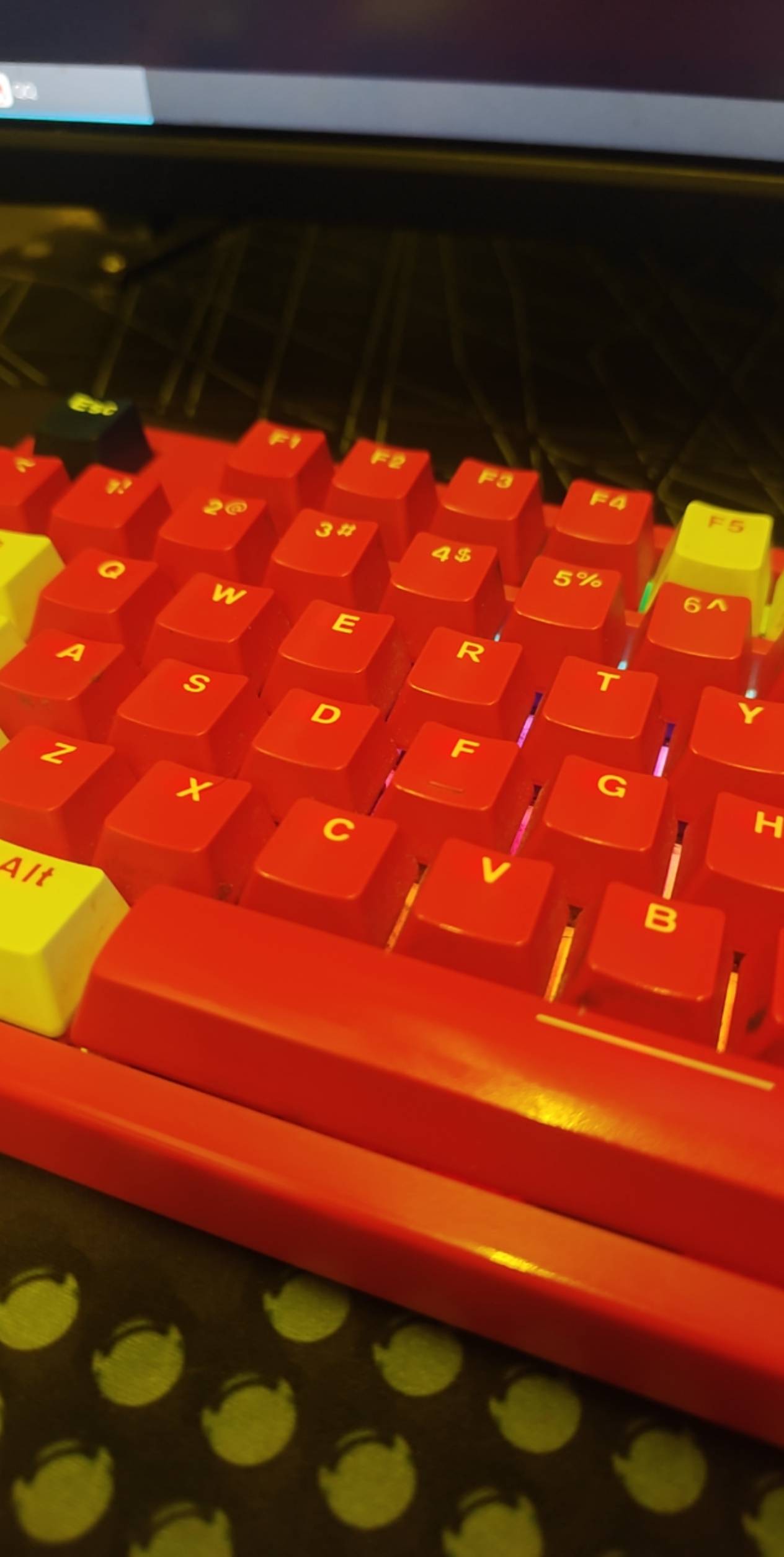 有的二比在网吧大厅跟他网恋对象大声说话，玛德一直讲，有包间偏偏不去，整个网吧就他36 / 作者:电竞经理回电 / 