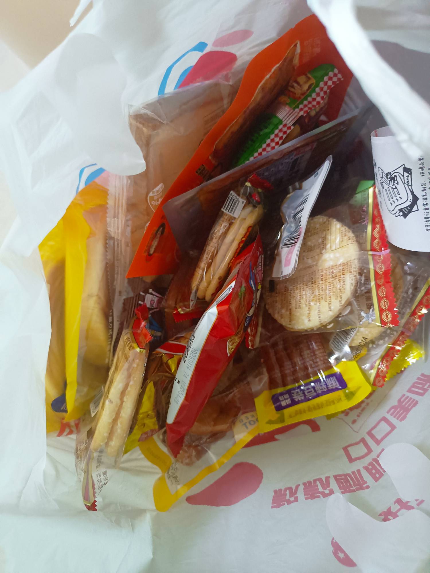 我这姐们真好，正好这两天零食吃光了她就带了一大包好想来的零食过来

32 / 作者:顾小贝 / 