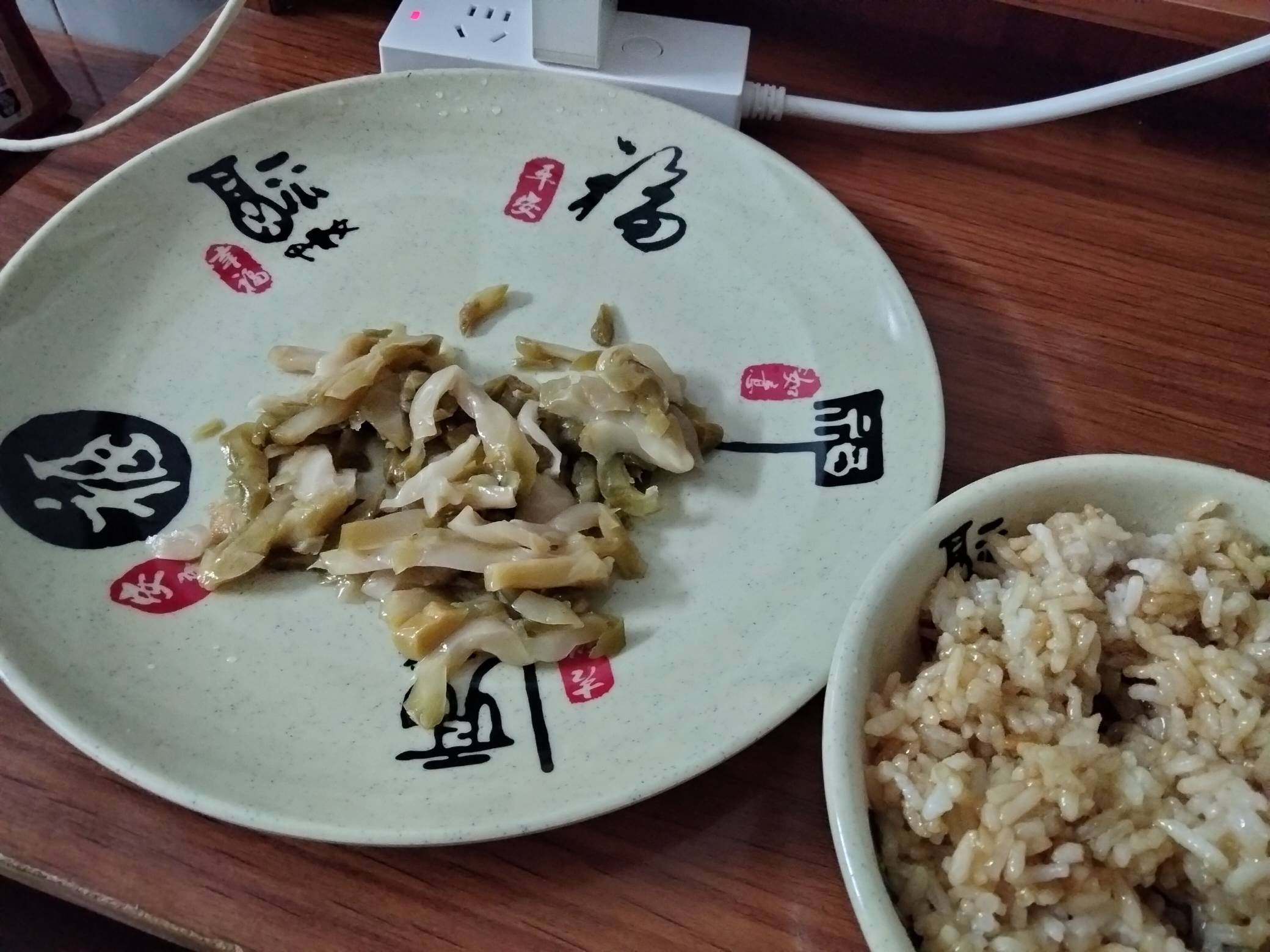 开饭了，老哥们先吃，这一餐消费不到3元



61 / 作者:君子之交淡如水 / 