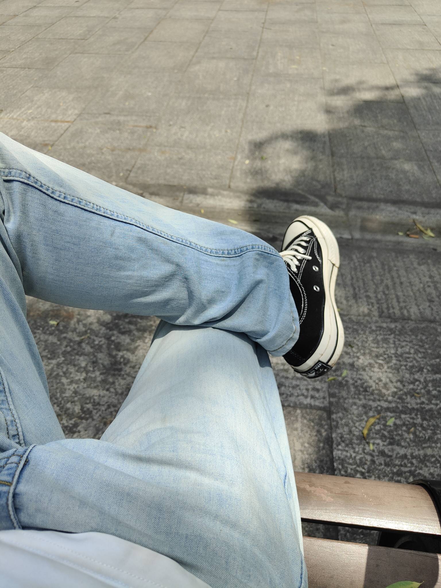 半年没上班了，一口气面试了几个工作都没后续，倒在了路边椅子上了

97 / 作者:出来打我 / 