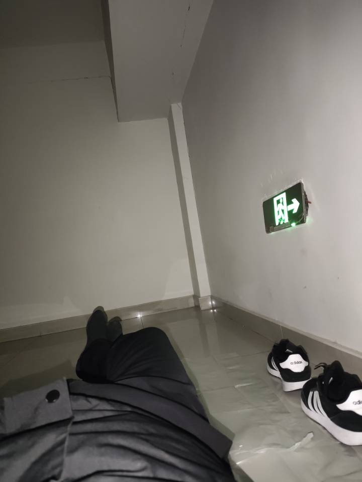 睡觉了老哥们，找了个人少的小区顶楼楼梯口，对付一晚吧

85 / 作者:想吃菠萝包 / 