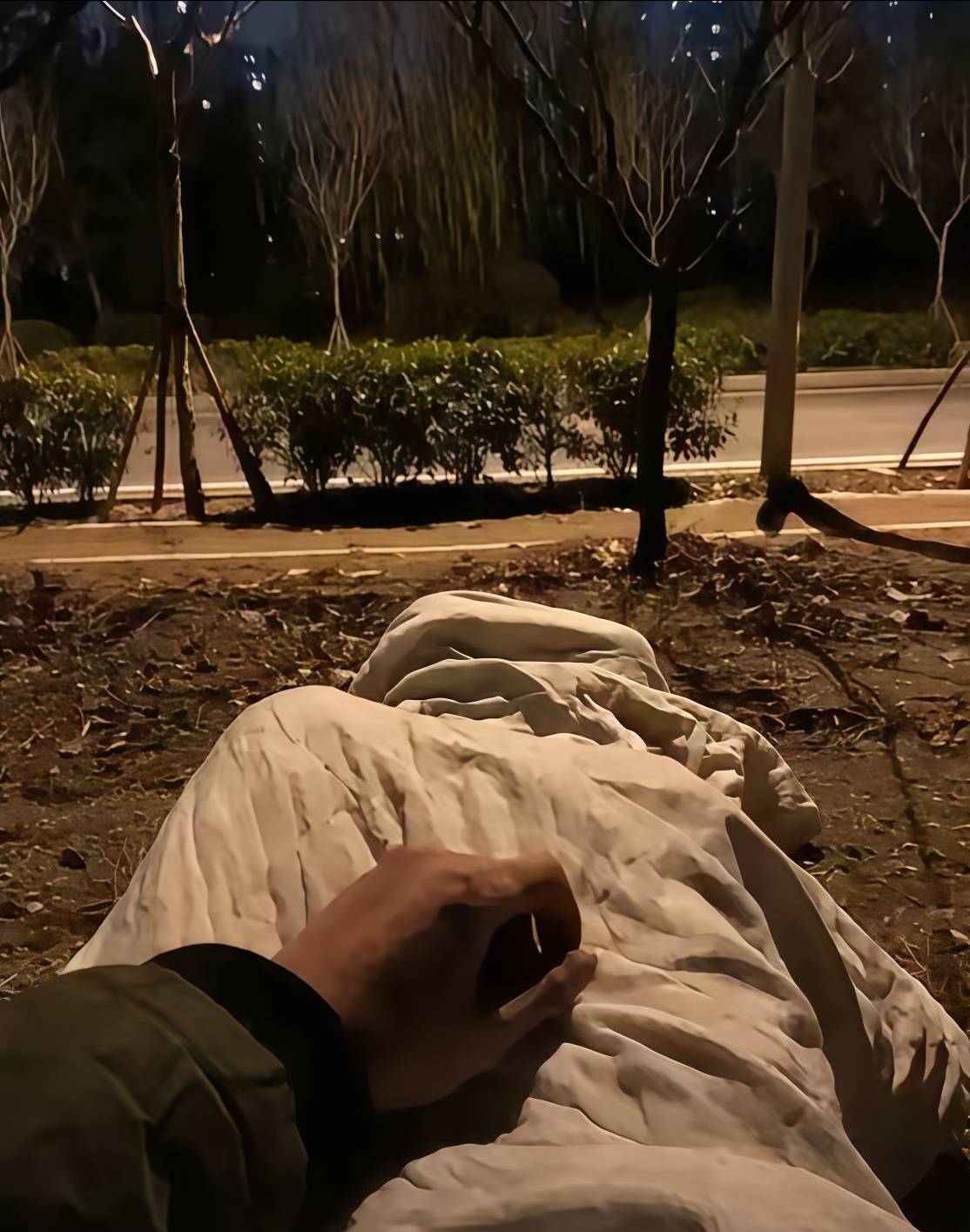 好饿啊饿晕了，卡农应该靠挂壁啵啵们赚了不少玛尼吧，希望可以拿出一部分收益来救助一6 / 作者:鲸鲨 / 