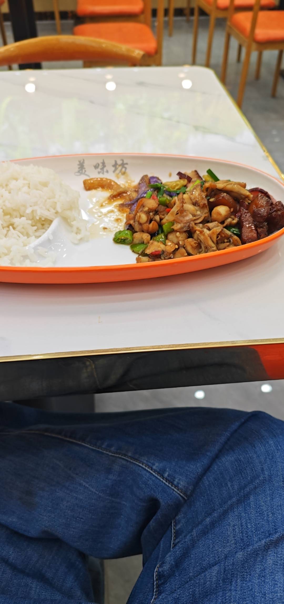 吃一顿四块钱，各种优惠拉满


5 / 作者:卡农豆包 / 