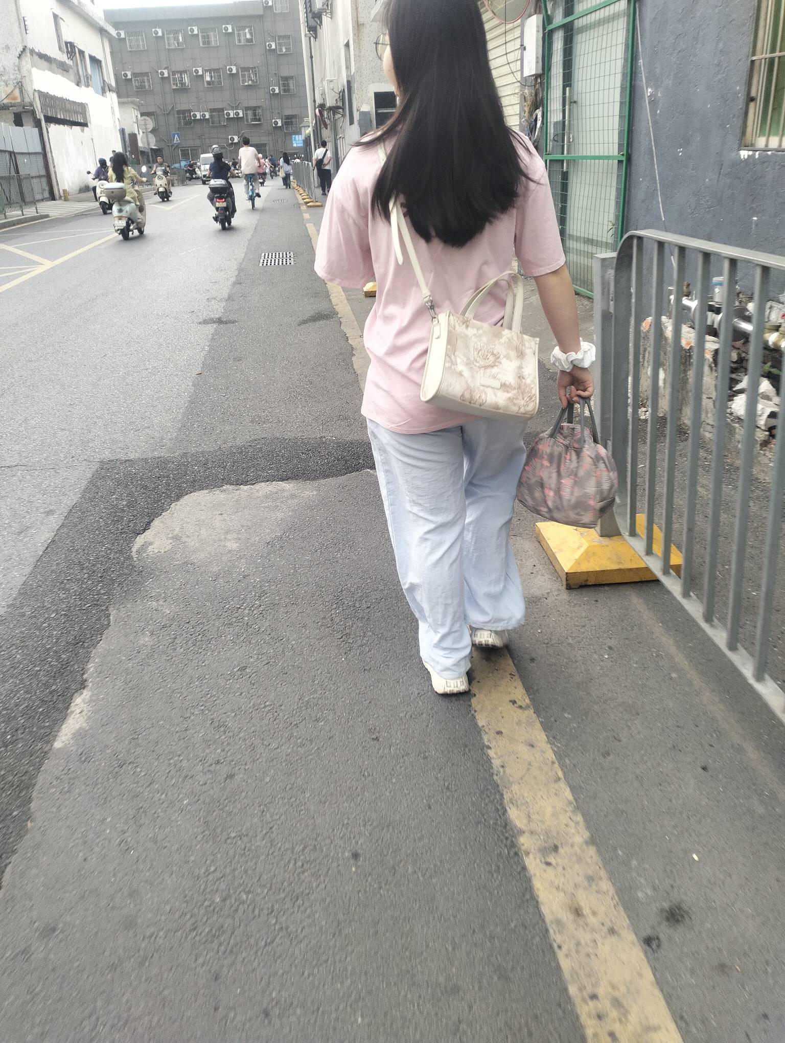 年少不知少妇好，如今天天流水线打到冒烟工资一发，到手三千

18 / 作者:尛•牛•氓 / 