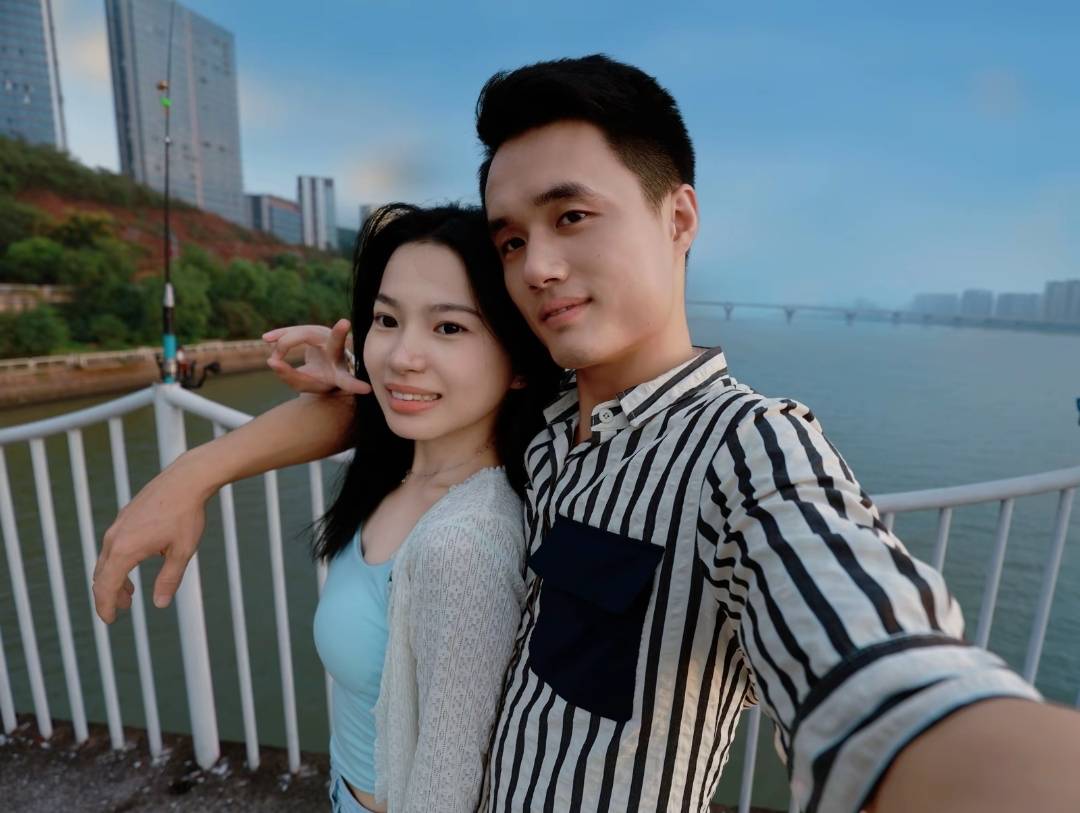 美滋滋，被两个女朋友包养了，再也不用申请毛了



17 / 作者:先天挂逼圣体 / 