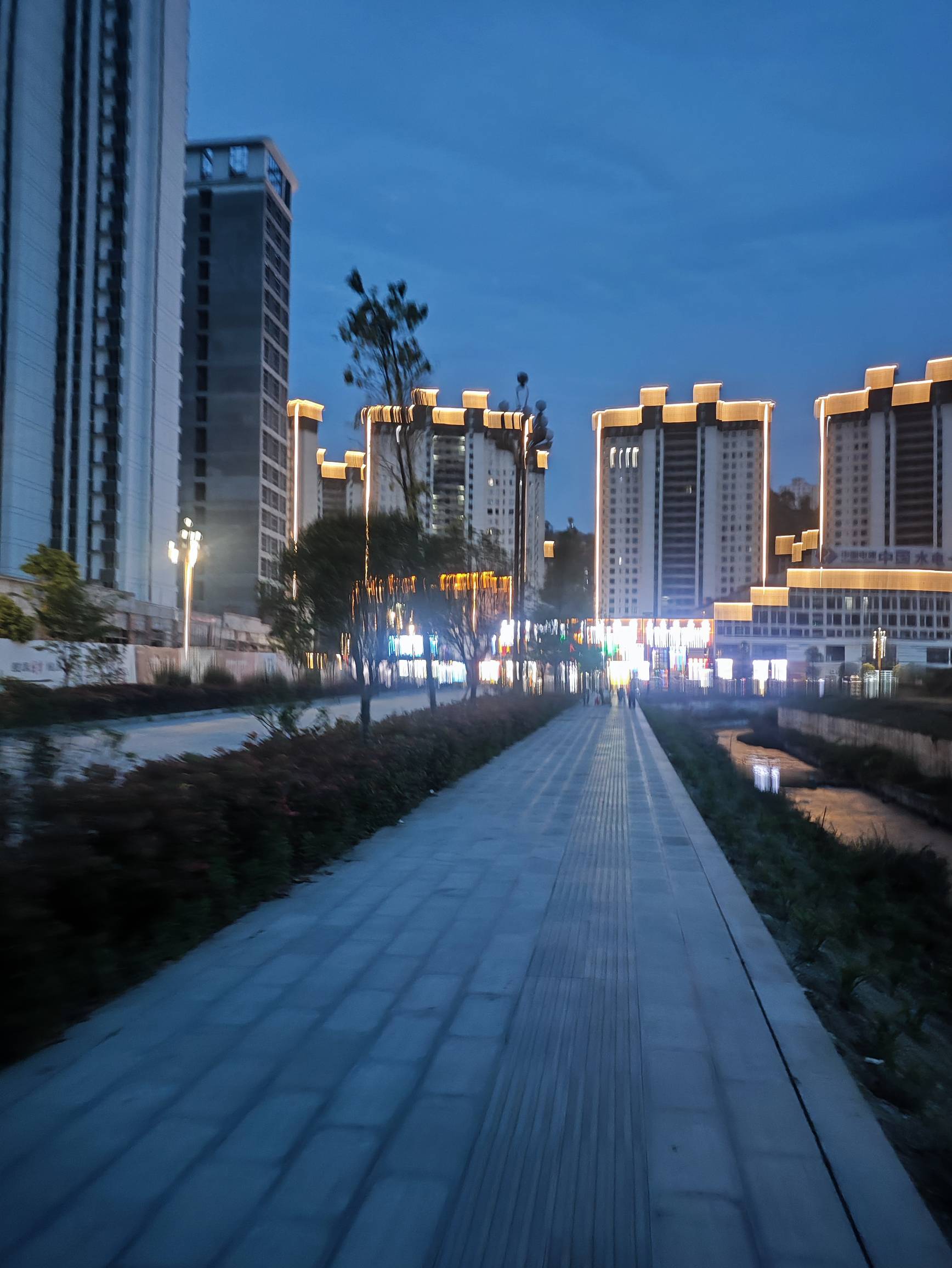 我们这非常落后的小县城房价都5000多一平

34 / 作者:昂xo123 / 