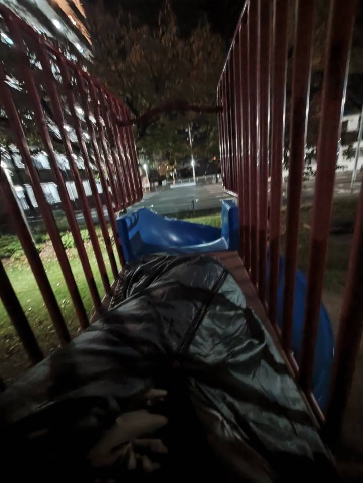 睡觉了老哥们，没地方去，今晚睡公园吧。希望蚊子别咬我

6 / 作者:想吃菠萝包 / 