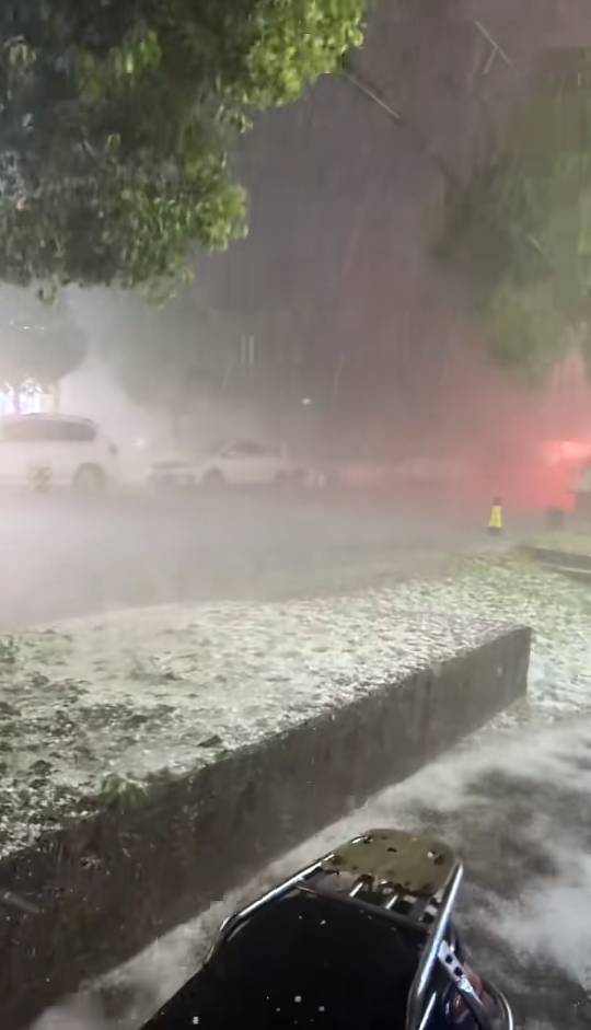 老哥们，是不是世界要重启了，今晚云南嵩明这边下的冰雹太吓人了


86 / 作者:zrgL / 