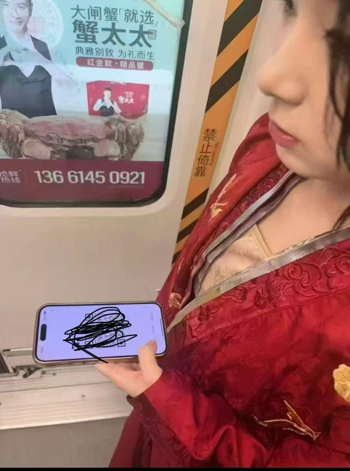 我天天在家熬夜摆烂，白天昏睡。
昨天下午实在饿了，穿着睡裤、邋里邋遢下楼买烟。
排4 / 作者:我是郭艳萍 / 