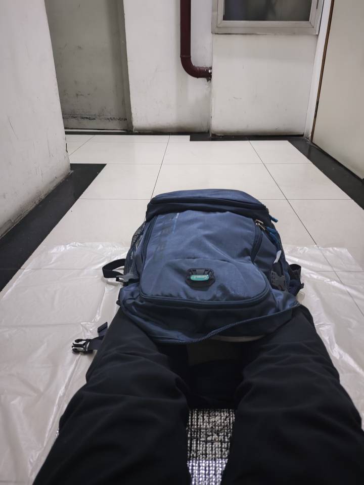 睡觉了老哥们，找了个人少的老小区顶楼过道，

44 / 作者:想吃菠萝包 / 