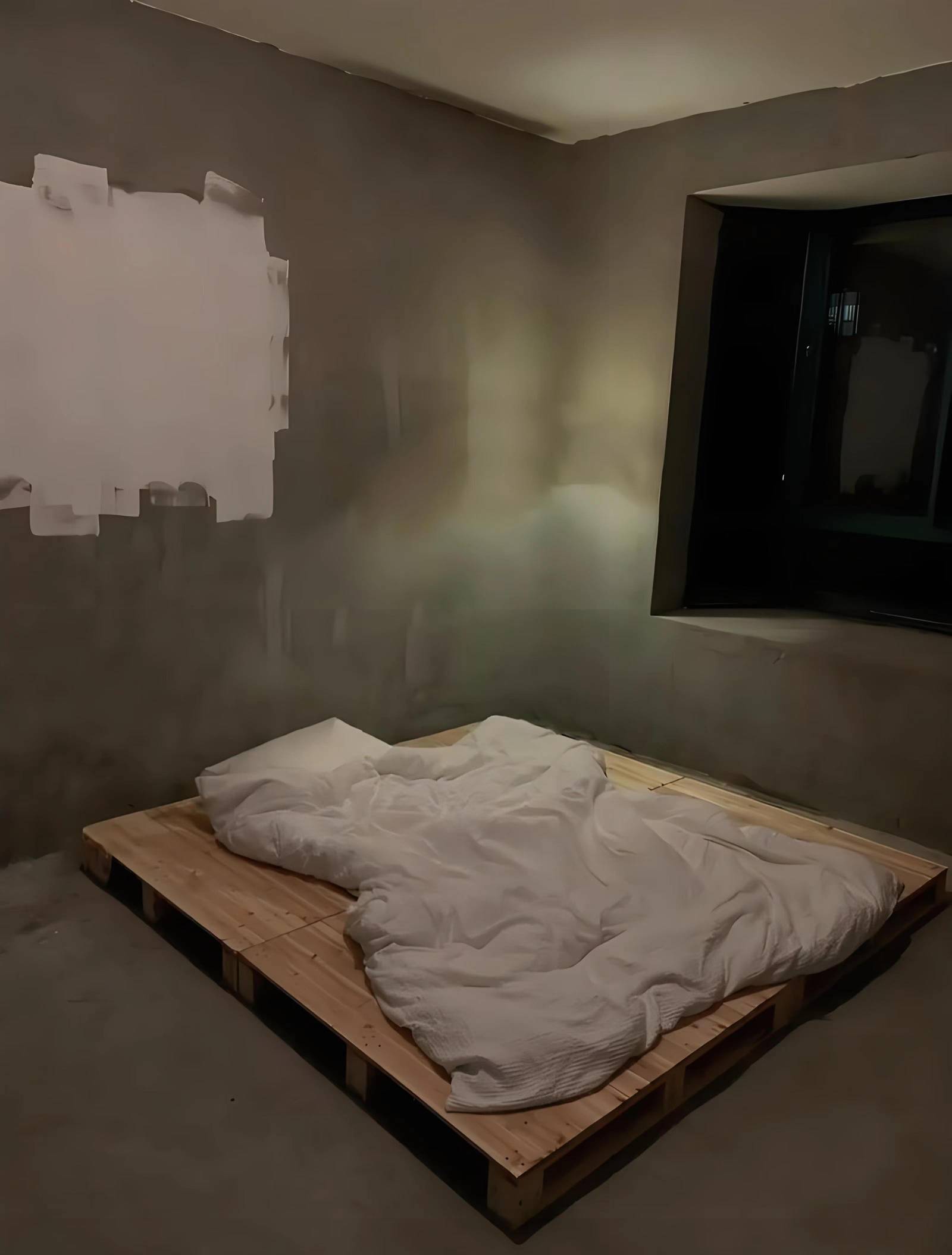 睡觉了老哥们，找了个烂尾楼还捡个被子铺上了

6 / 作者:想吃菠萝包 / 