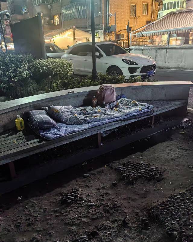 这是那位老哥的床位，装备这么多，人又不在，是不是去蹭wⅰfⅰ上卡农申请羊毛了。不怕22 / 作者:广东应聪 / 