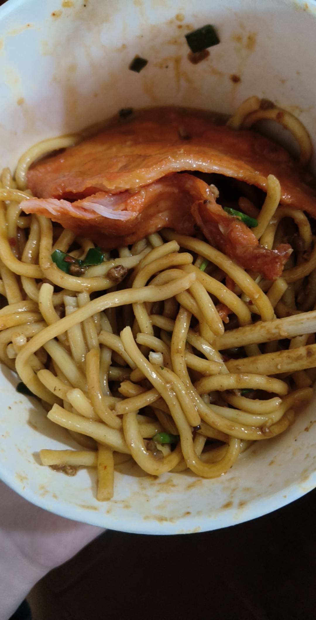 老哥们，今天真倒霉。打包了一份面加两个肉11块。没走多远，面撒了一地，两个大肉也出25 / 作者:卡农小六子 / 