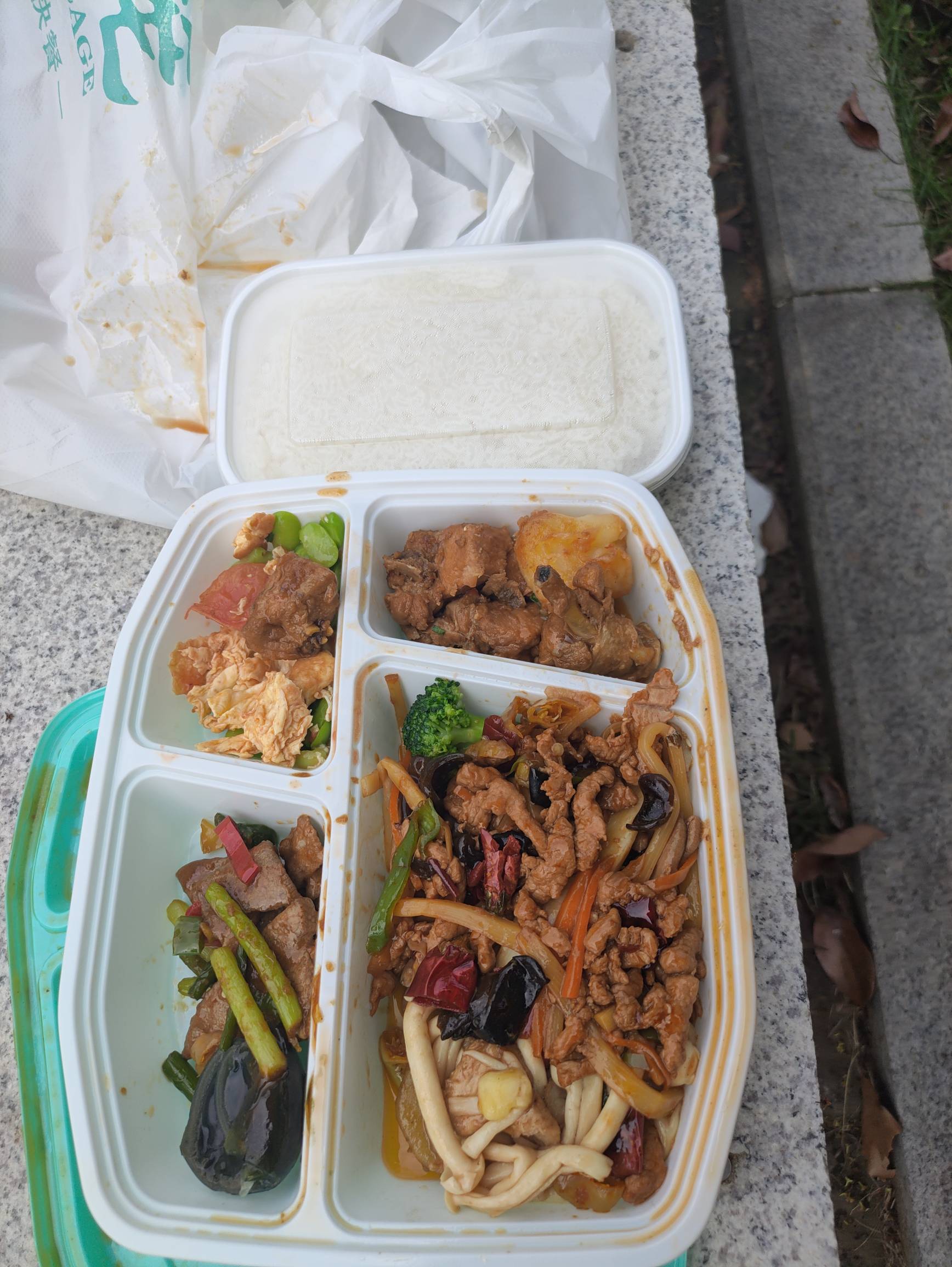 瘫痪公园，吃个快餐


11 / 作者:红菜苔 / 