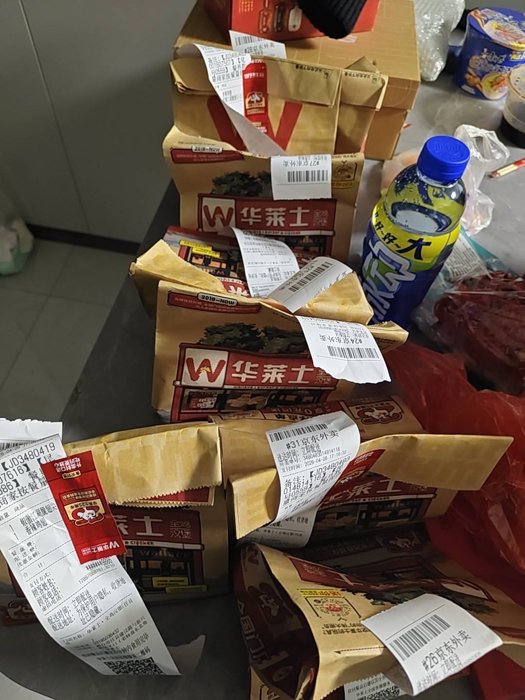 挂壁餐到了一批了老哥们，还有一批没到，吃不完怎么办，直接放桌子上不放冰箱没事吧，37 / 作者:雷神y / 