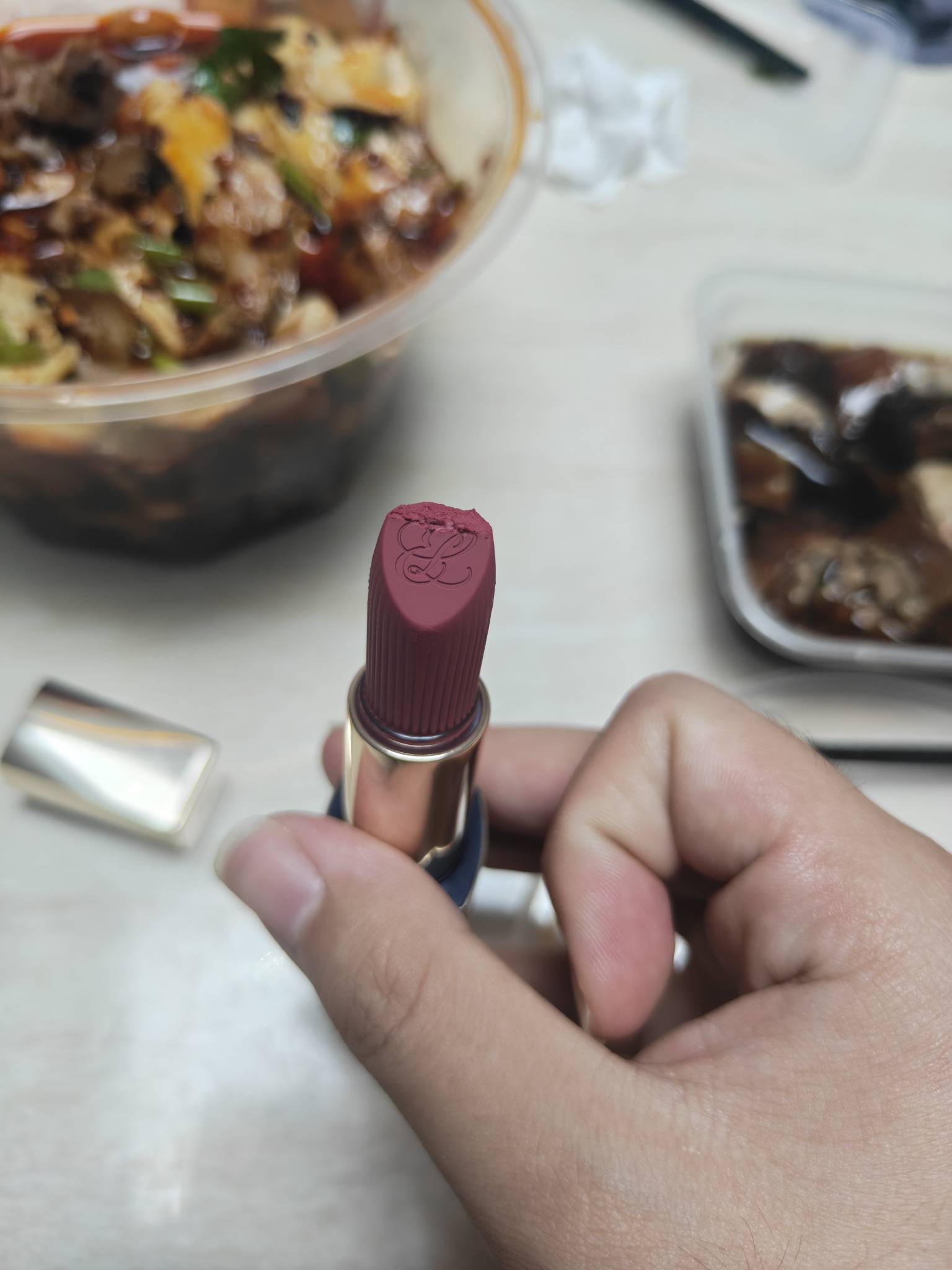 雅诗兰黛快递包装差点意思，鱼出的老哥估计要和宝妈们辩论了

98 / 作者:雄吖 / 