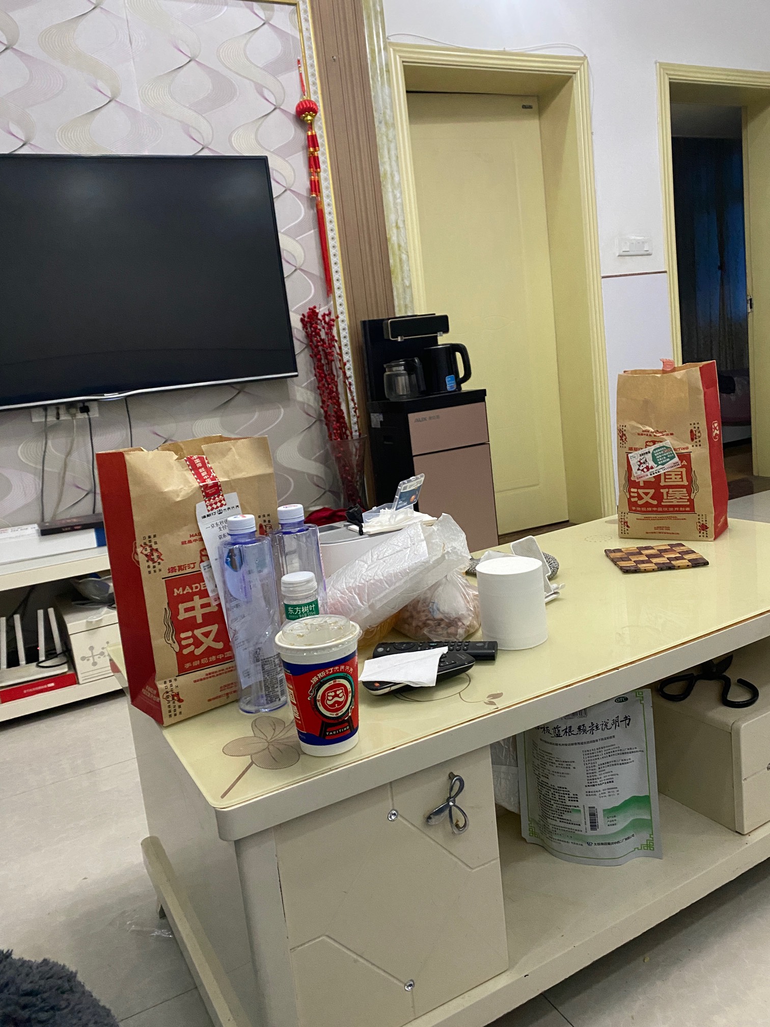 吃了两份中国汉堡堡吃撑了。

6 / 作者:今天作业没毕业 / 