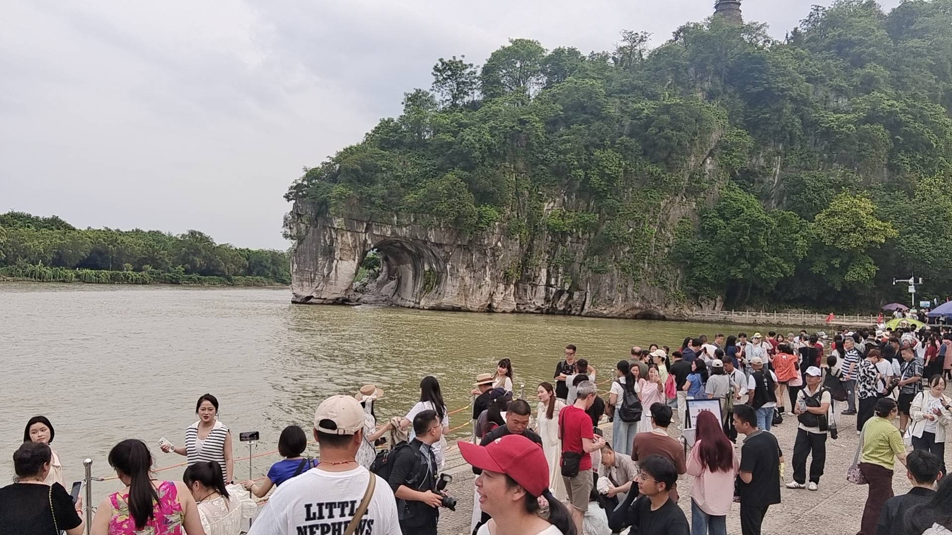 不知道烂尾楼那个老哥怎么样了，那会24年天天看他发的烂尾楼帖子，还加他微信借了他1012 / 作者:枫霜降 / 