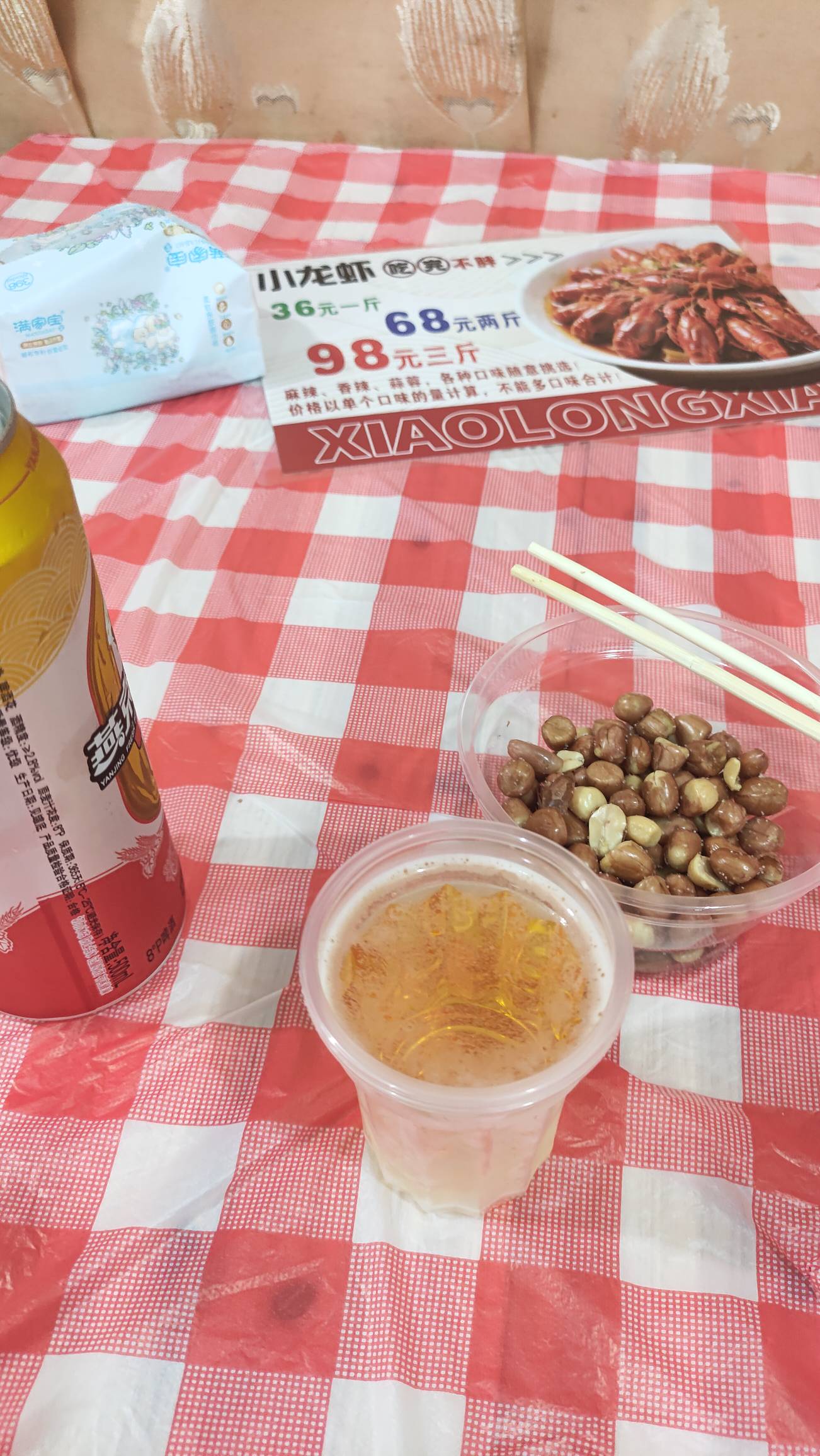 酒瘾上来了，去了经常去的路边摊，点了两罐啤酒，3块钱的花生米，过过酒瘾，吃不起串56 / 作者:一世风华11 / 