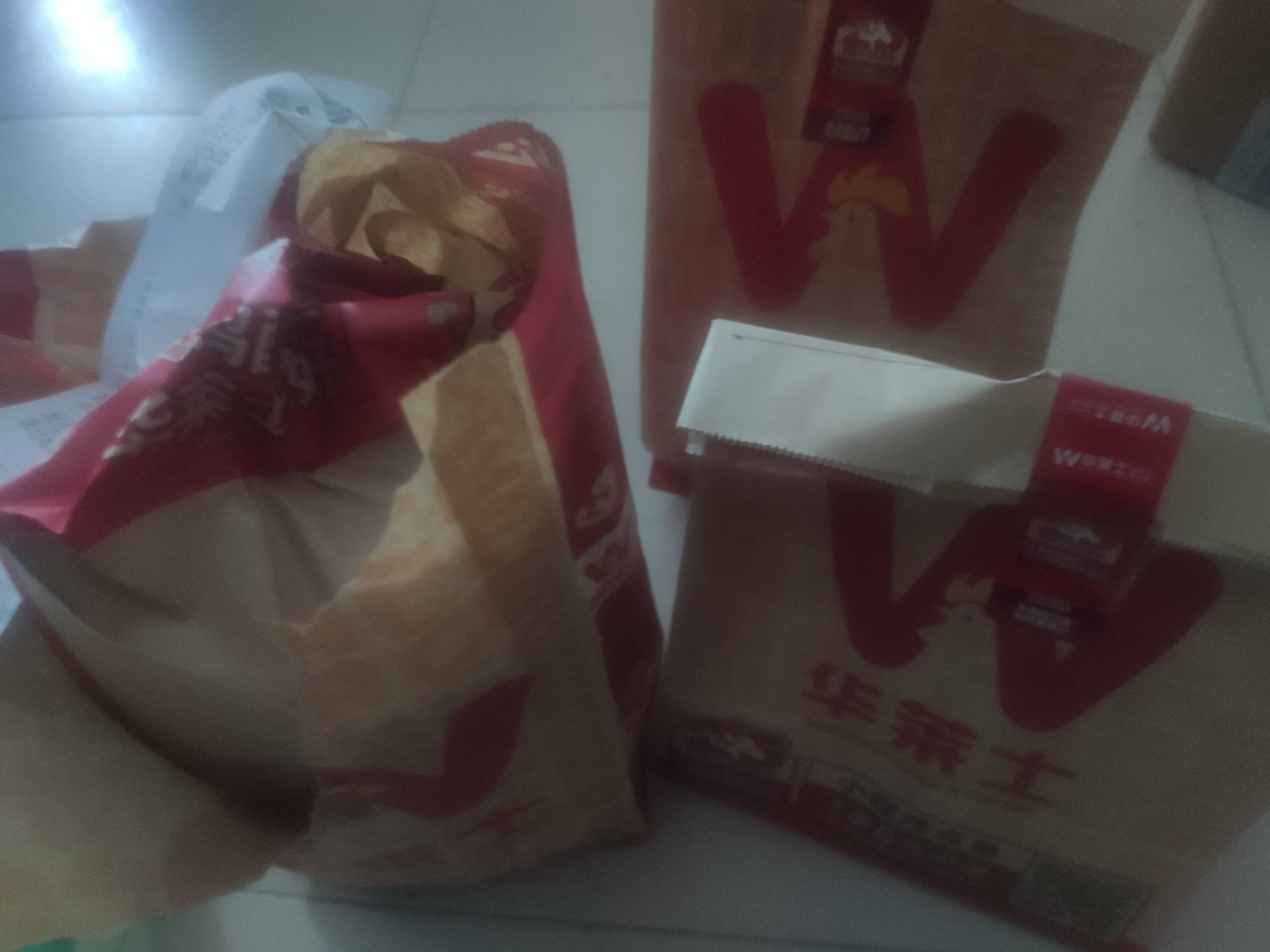 老哥们不是说吃华莱士会喷射吗，我晚上吃了4个汉堡还没吃完，吃不下了到现在都没啥事74 / 作者:MercyMei / 