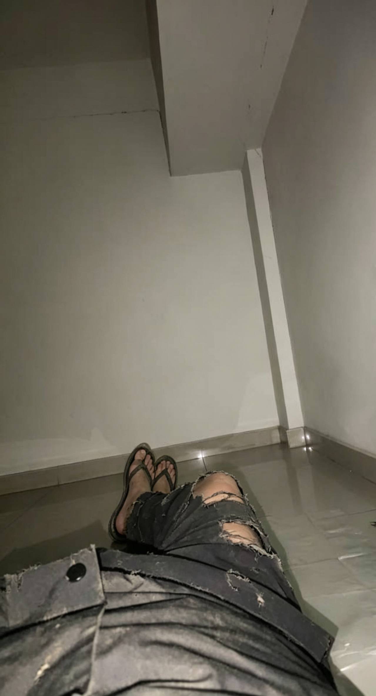 这楼梯转角睡的不舒服啊，半夜还能听到别人哼哼唧唧，明天还是回去躺公园吧，有没有毛17 / 作者:尛•牛•蛮 / 