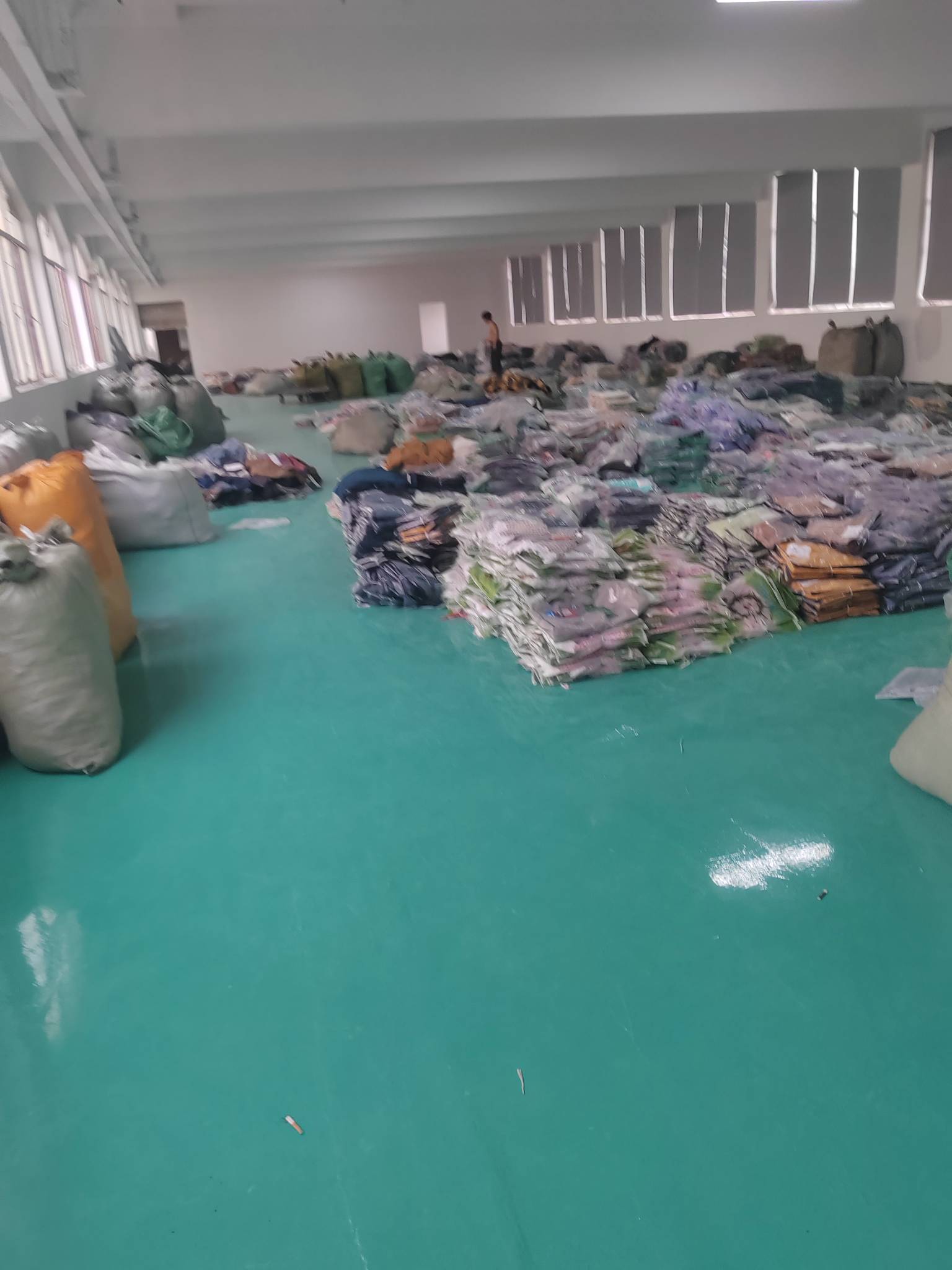 24块钱一小时打包就俩人慢慢搞 走的时候老板说让挑几件衣服  可惜都是羽绒服

16 / 作者:我爱小小孟 / 