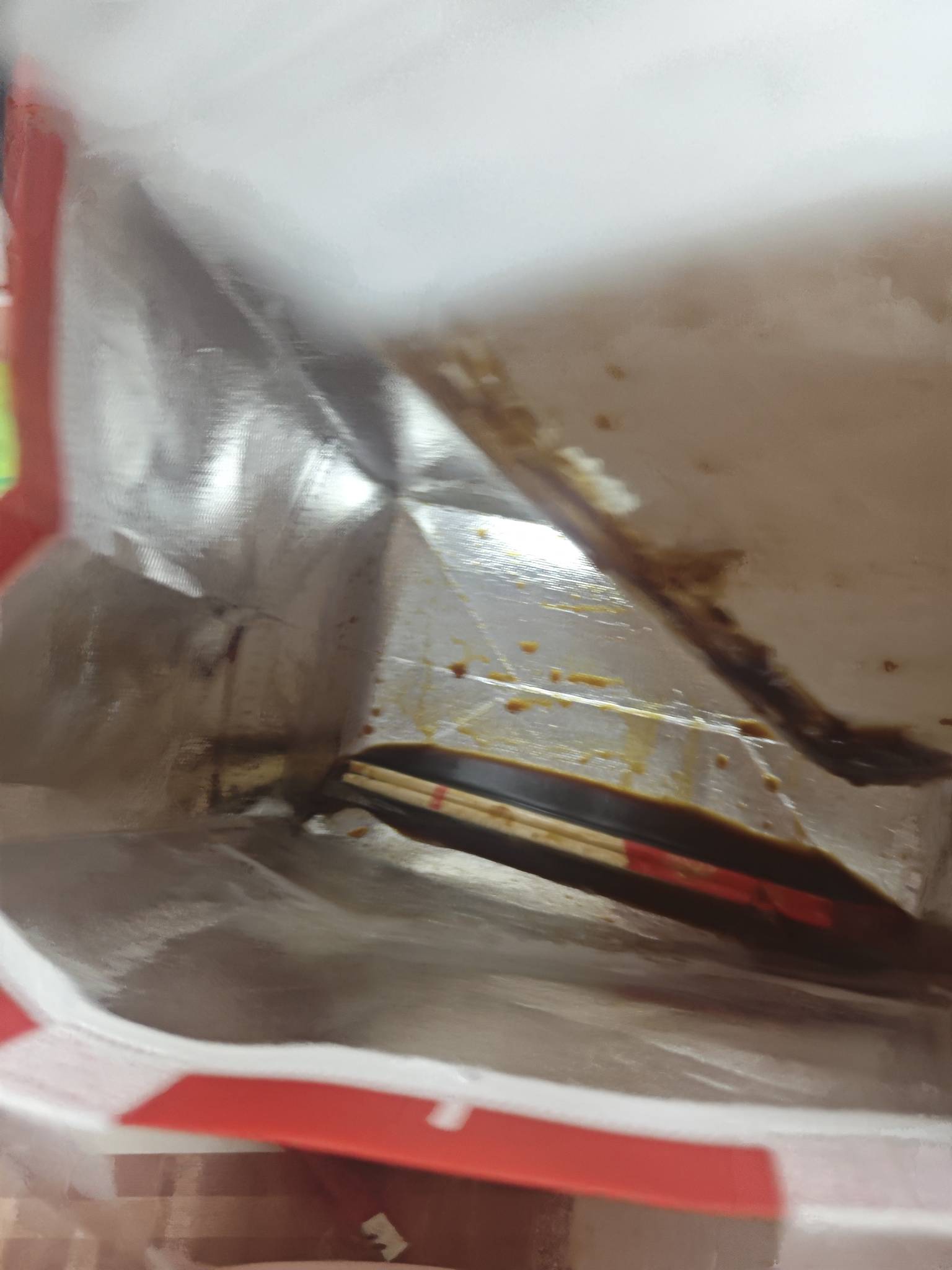 刚点了个小美的外卖，到了家撒了，我刚跟客服说撒了，客服直接给我退款了，加上返利的39 / 作者:南宫那个膜拜 / 