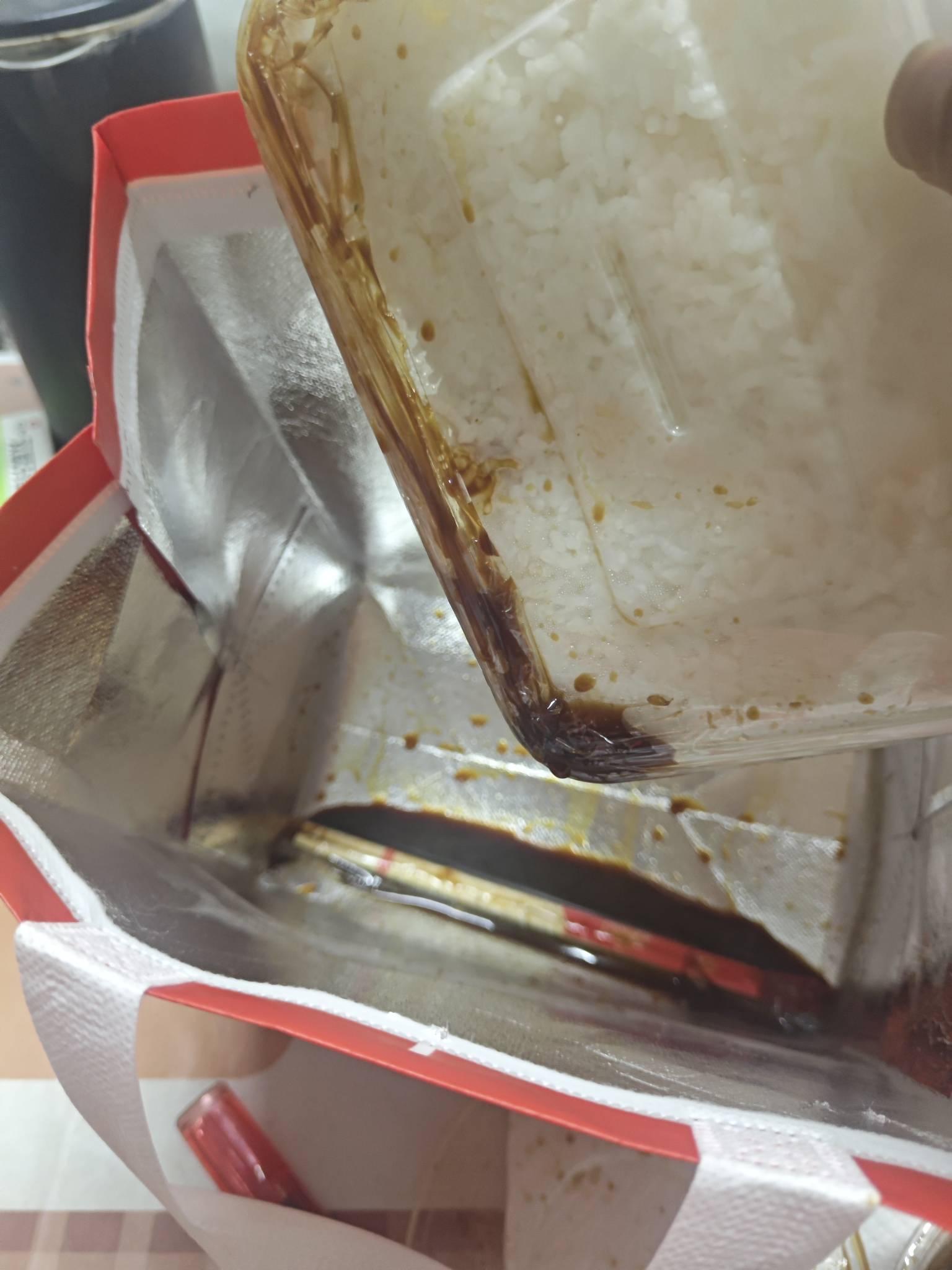 刚点了个小美的外卖，到了家撒了，我刚跟客服说撒了，客服直接给我退款了，加上返利的8 / 作者:南宫那个膜拜 / 