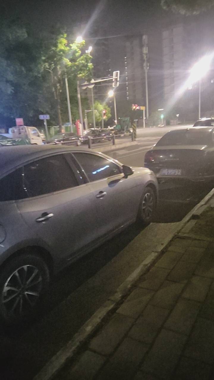 老哥们放假了。但是没有路费回家  给我搞崩溃了。

50 / 作者:红嫁衣 / 