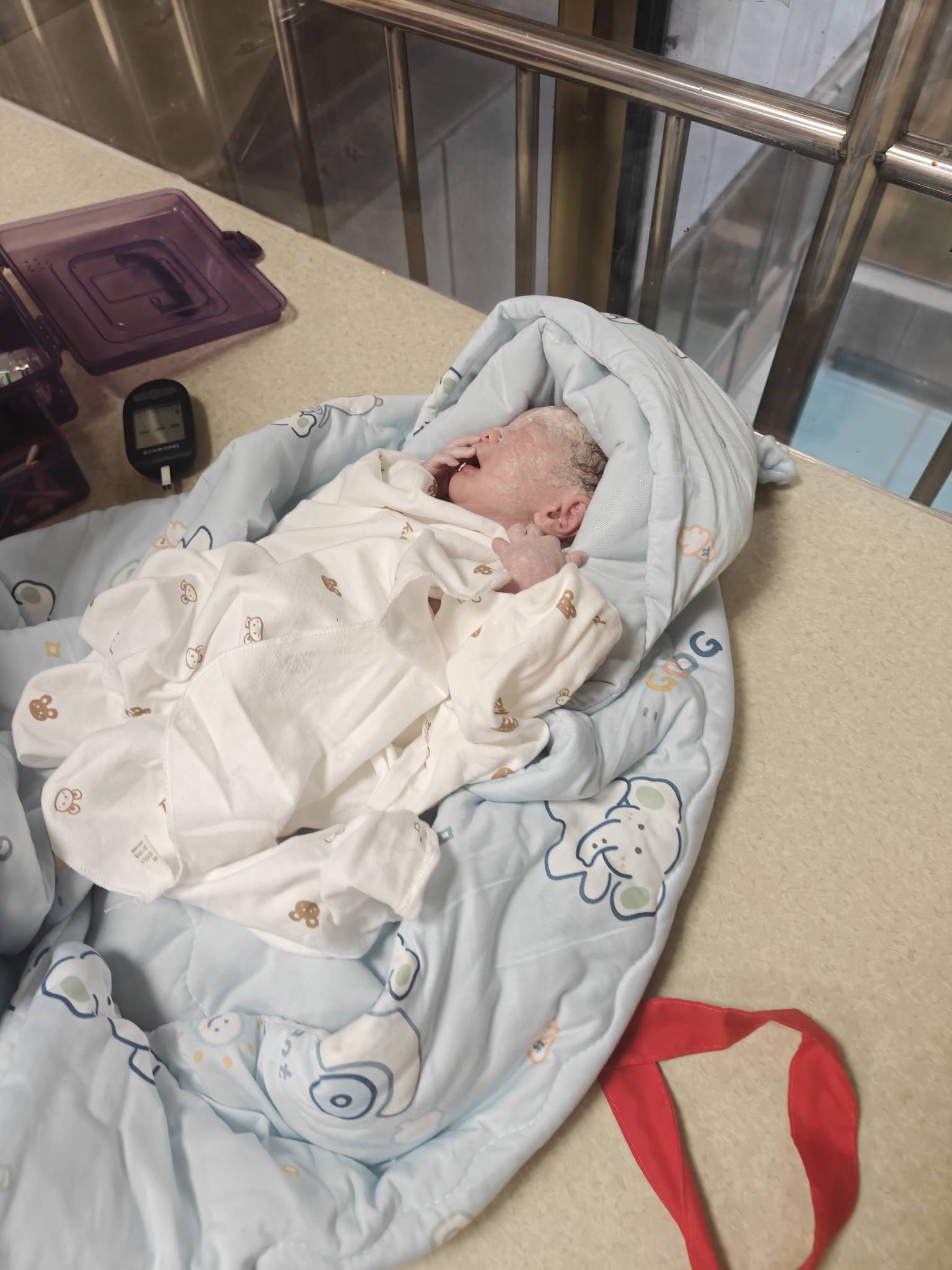 顶不住了，第二胎儿子出生了，大人小孩交了一万多，我自己半天黑夜照顾大人小孩，没有18 / 作者:撸毛11 / 