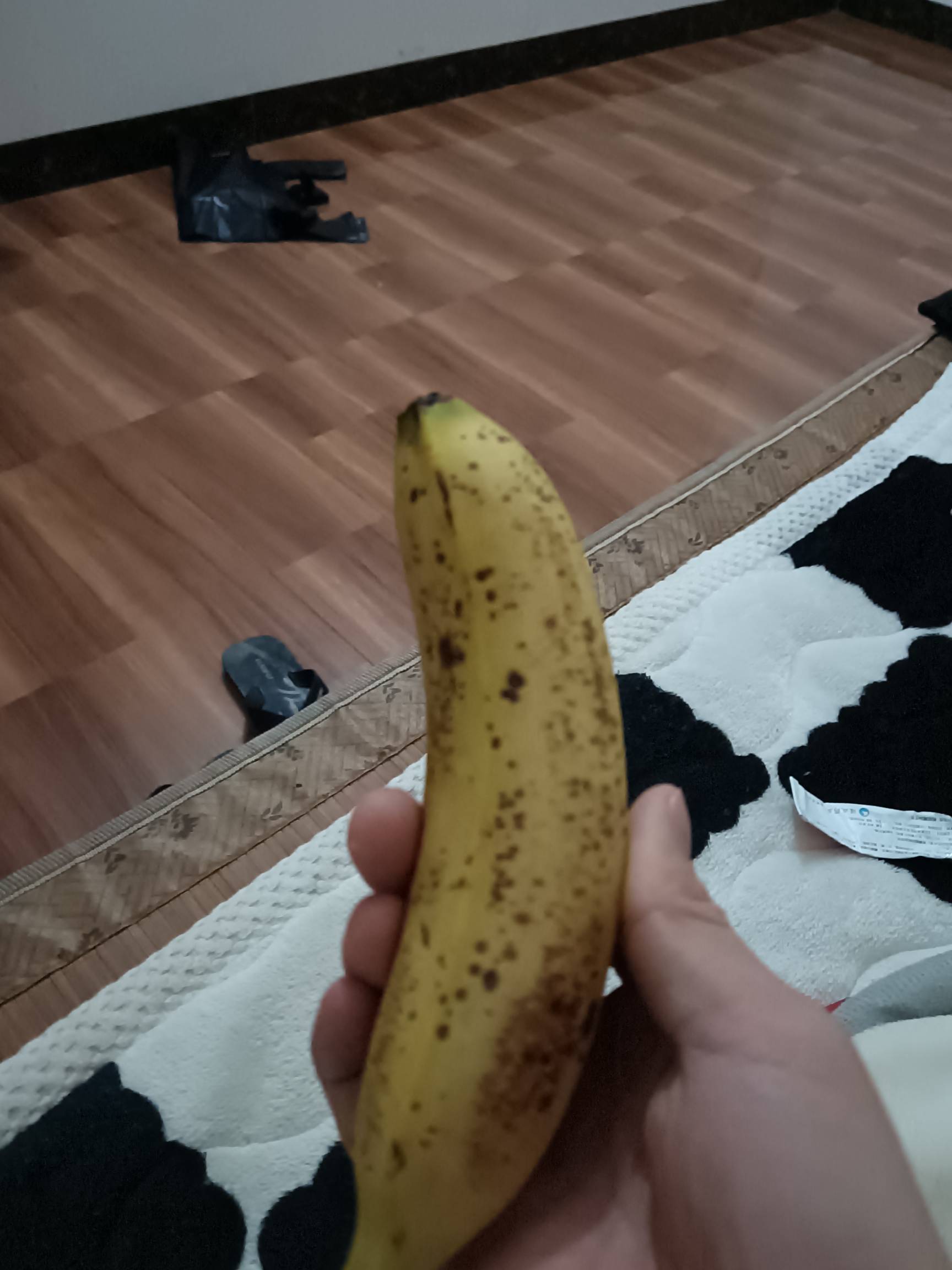老哥们，我昨天买的香蕉一点黑点都没有，这才放了一晚上，全是黑点，商家是不是用了什12 / 作者:挂壁老哥饿了mm / 