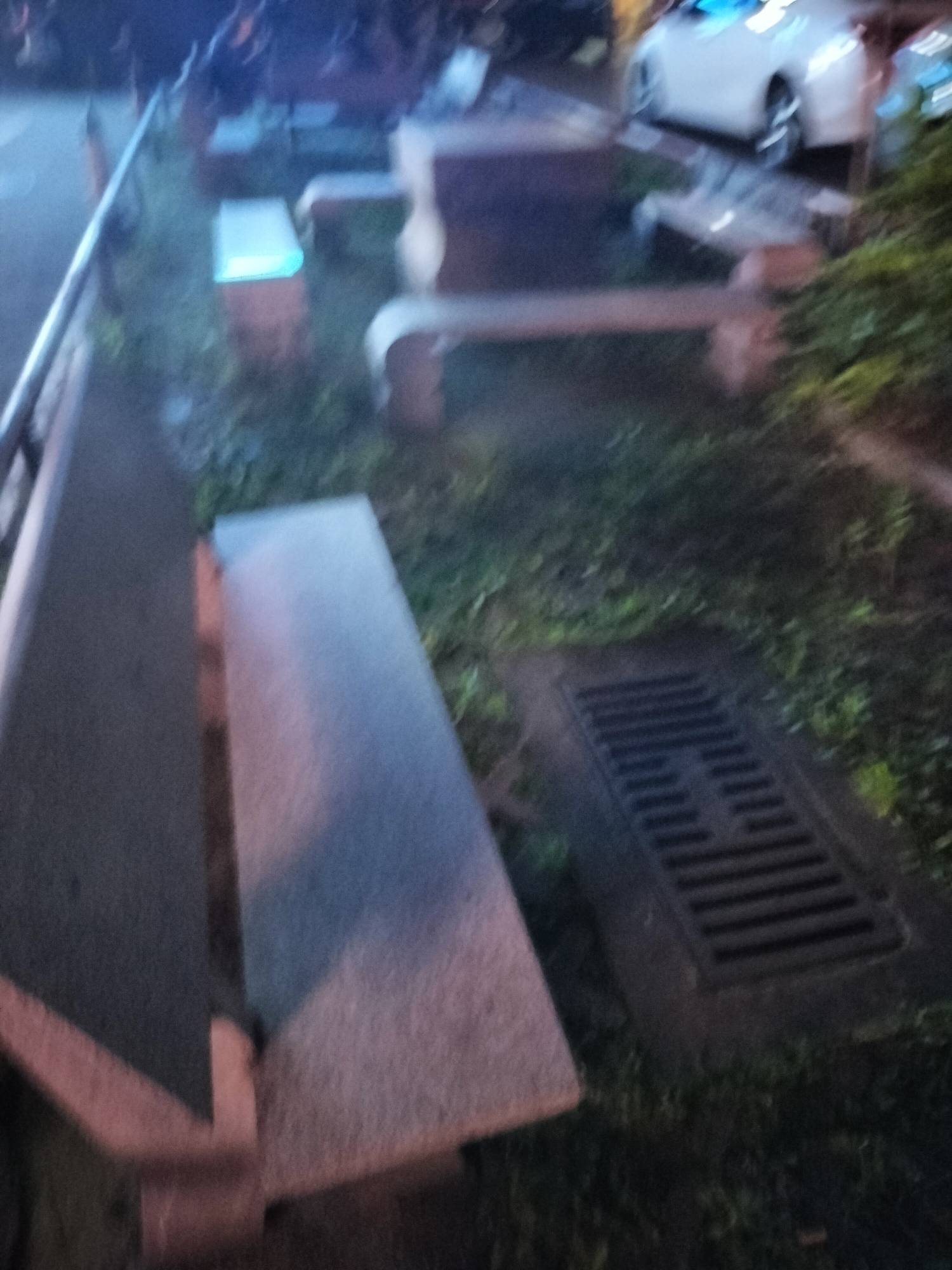 老哥们，被挂壁房老板背刺了今晚无处可去了 打算睡这里坐着上面好凉

13 / 作者:等风莱山区 / 
