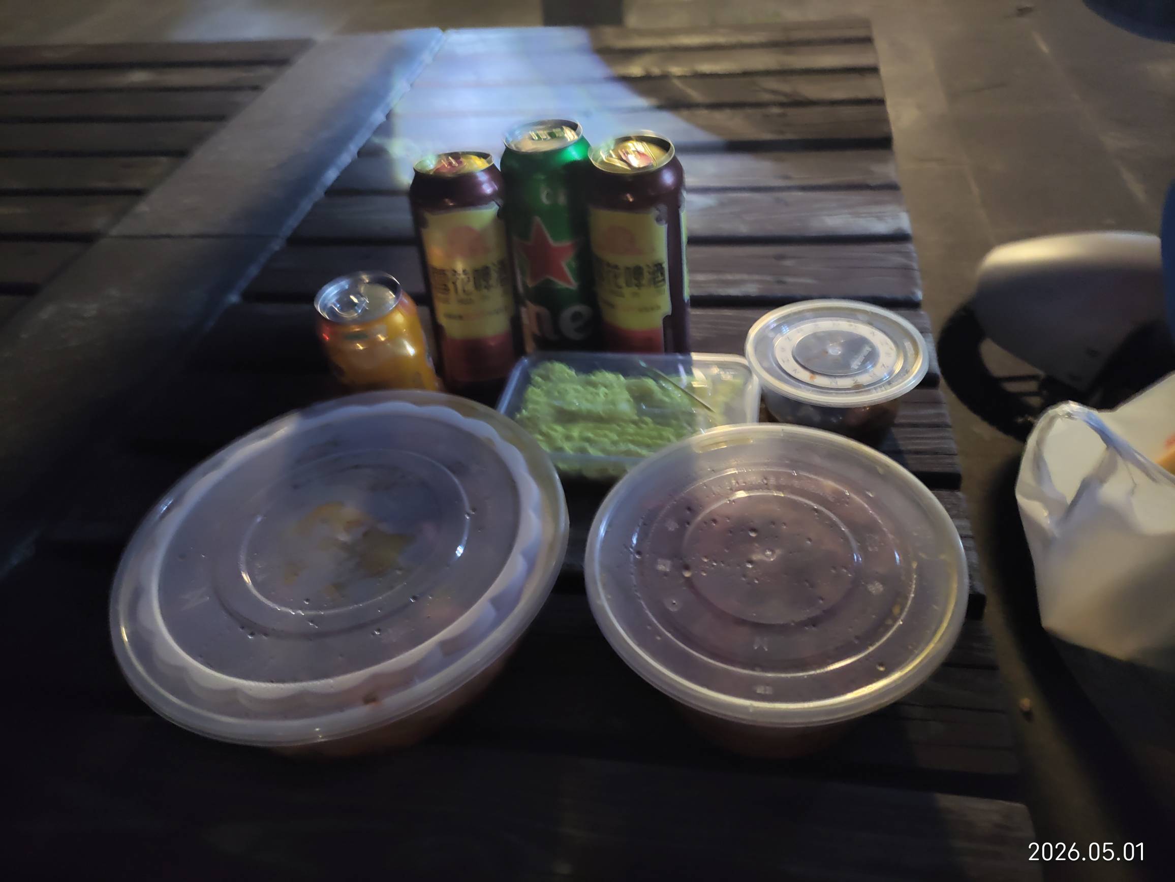 瘫痪大马路，自己给自己加个餐，过个节，老哥们先喝




84 / 作者:红菜苔 / 
