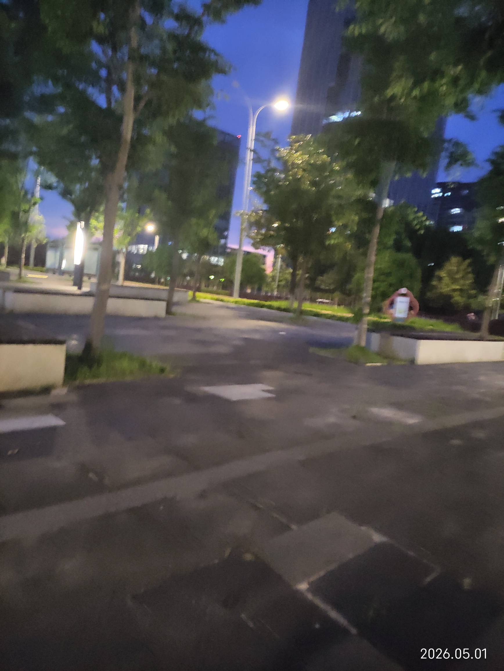 瘫痪大马路，自己给自己加个餐，过个节，老哥们先喝




37 / 作者:红菜苔 / 