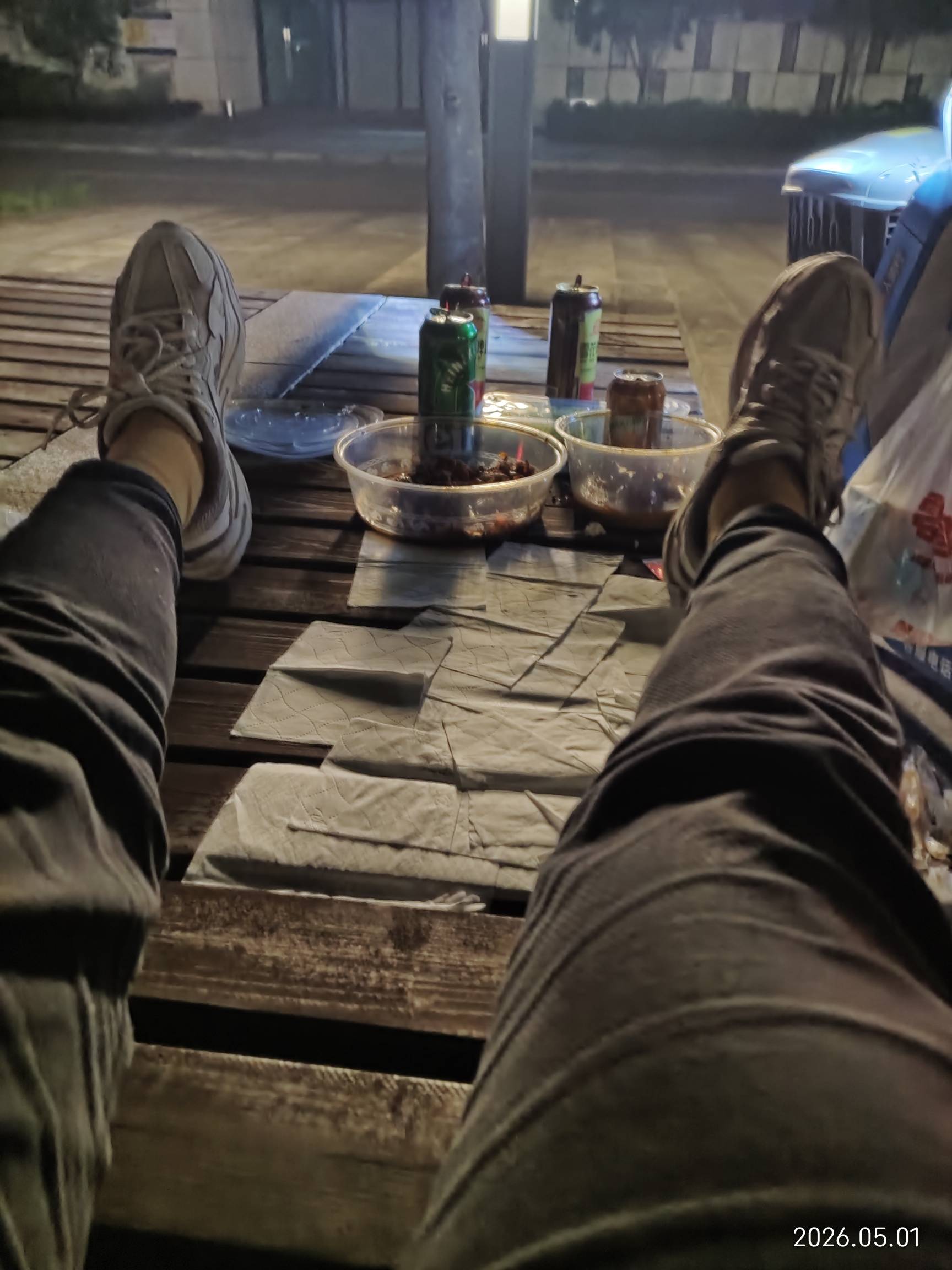 老哥们，吃完喝完，准备躺着了，今晚哪都不去了，就躺这里面，天天流浪





25 / 作者:红菜苔 / 