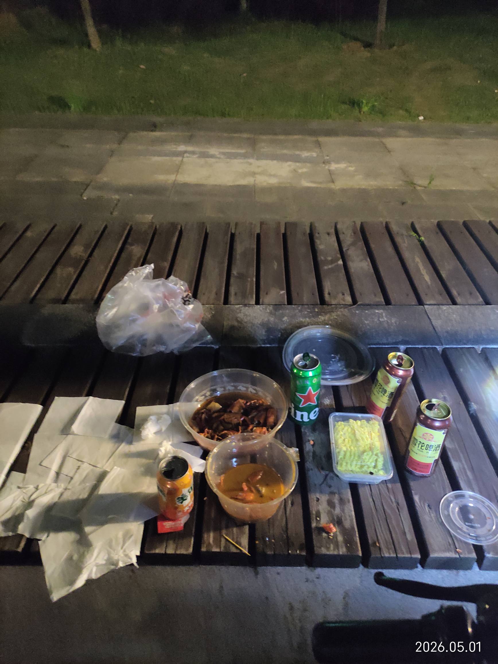 走了老哥们，回酒店了，还真躺大马路上啊


94 / 作者:红菜苔 / 