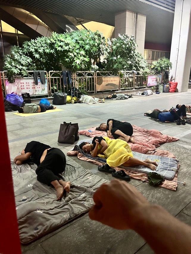 五一挂壁房涨价，天桥底睡满了挂壁老哥

26 / 作者:区委叔记 / 