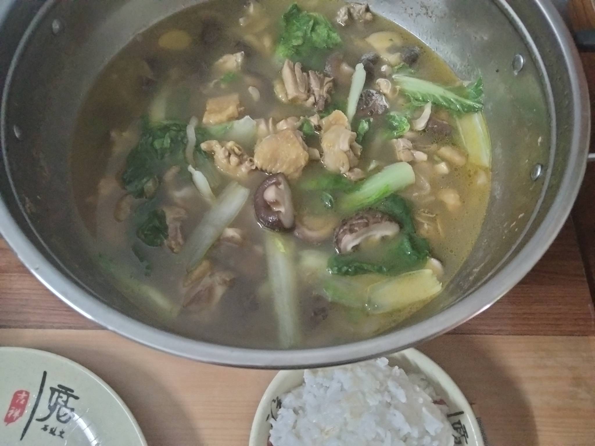 干饭咯老哥们，今天改善下伙食，买点鸡肉蘑菇煮汤吃，天天吃白菜最近都没力气了

90 / 作者:君子之交淡如水 / 