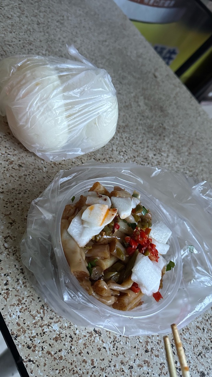 吃早餐了老哥，睡不着起来吃个粉，中午有暴雨，吃两个馒头，5块钱又是两顿饭

49 / 作者:不知明的靓仔 / 