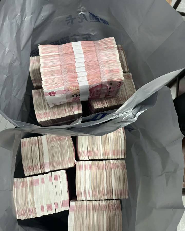 好好上班吧，老哥们，上了两个月的班，存了1万多 ，上班还是很幸福的。


6 / 作者:文迪。 / 