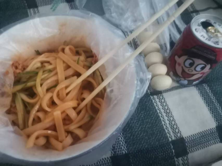 几把毛没有饿昏了老哥们，只能吃这个了，刚去饭店别人吃剩的打包回来了

4 / 作者:雷神y / 