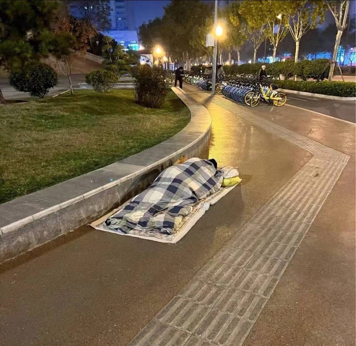 羊毛末日鸡拔毛没有，卡农也要倒下了，旗下的百万挂壁啵啵们何去何从，再过两个月街头22 / 作者:鲸鲨 / 