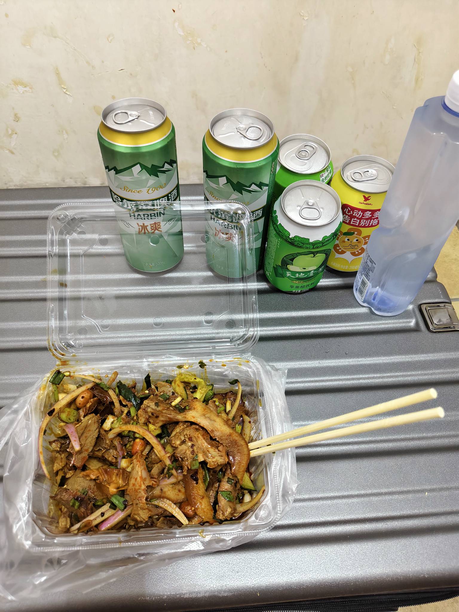 老哥们美滋滋，今晚上的晚饭，敬老哥们先吃

99 / 作者:取名叫小丑 / 
