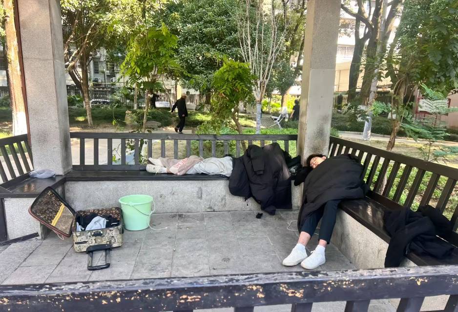 这是长安那个老哥，在公园睡觉大白天的

47 / 作者:挂比了救我鸭 / 