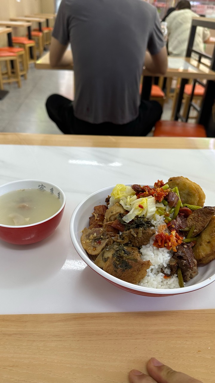 吃饭了老哥，一天一顿，刚跑了2公里去拿古茗奶茶，喝完吃不下多少了

15 / 作者:不知明的靓仔 / 