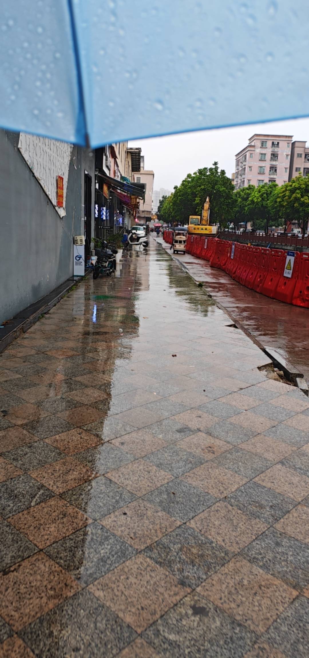 广东老哥是真的省啊，拖孩短袖短裤能穿一年，下着大雨伞也没有直接骑着单车就是在雨里36 / 作者:卡农豆包 / 